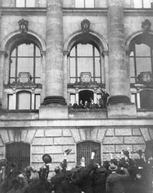 Crowds outside the Reichstag